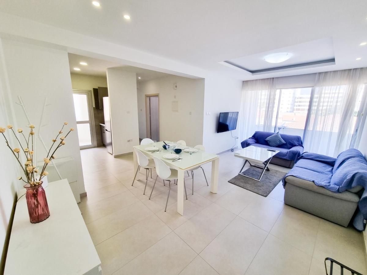 Seaside Elegance Retreat Apartment Larnaca Ngoại thất bức ảnh