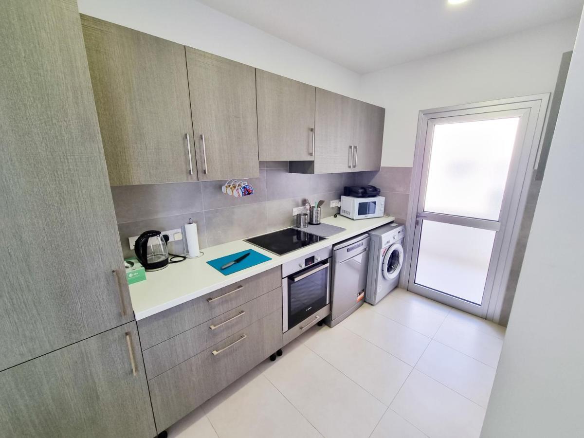 Seaside Elegance Retreat Apartment Larnaca Ngoại thất bức ảnh